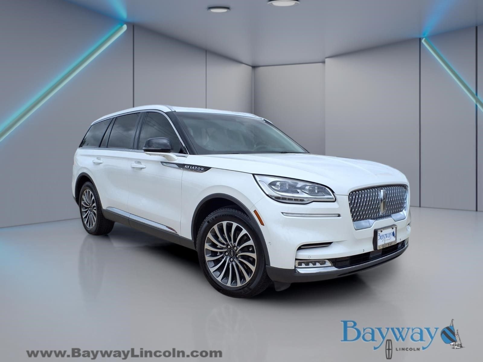 2023 Lincoln Aviator Reserve in White Metallic — front three-quarter view